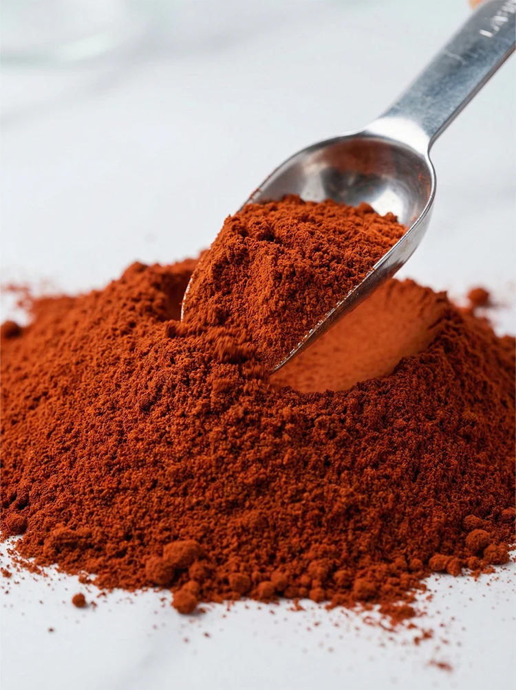 Lutein powder texture in a metal scoop